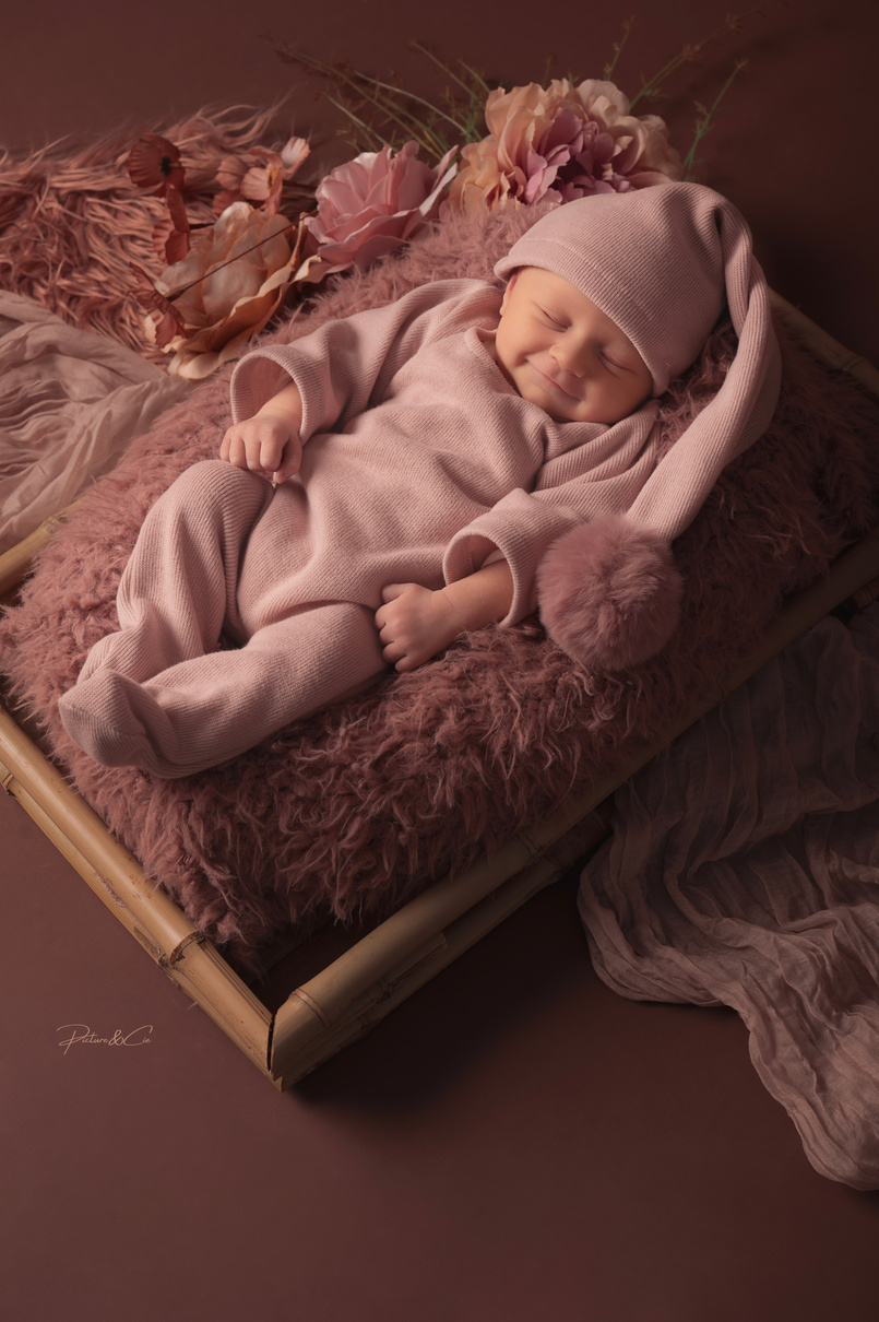 douceur de couverture apporte confort à nouveau née bébé fille heure du  coucher généré par ai 24580371 Photo de stock chez Vecteezy